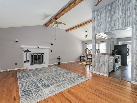 3rd image of 220 Sassafras Dr