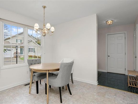 5th image of 6 Cherry Blossom Ln