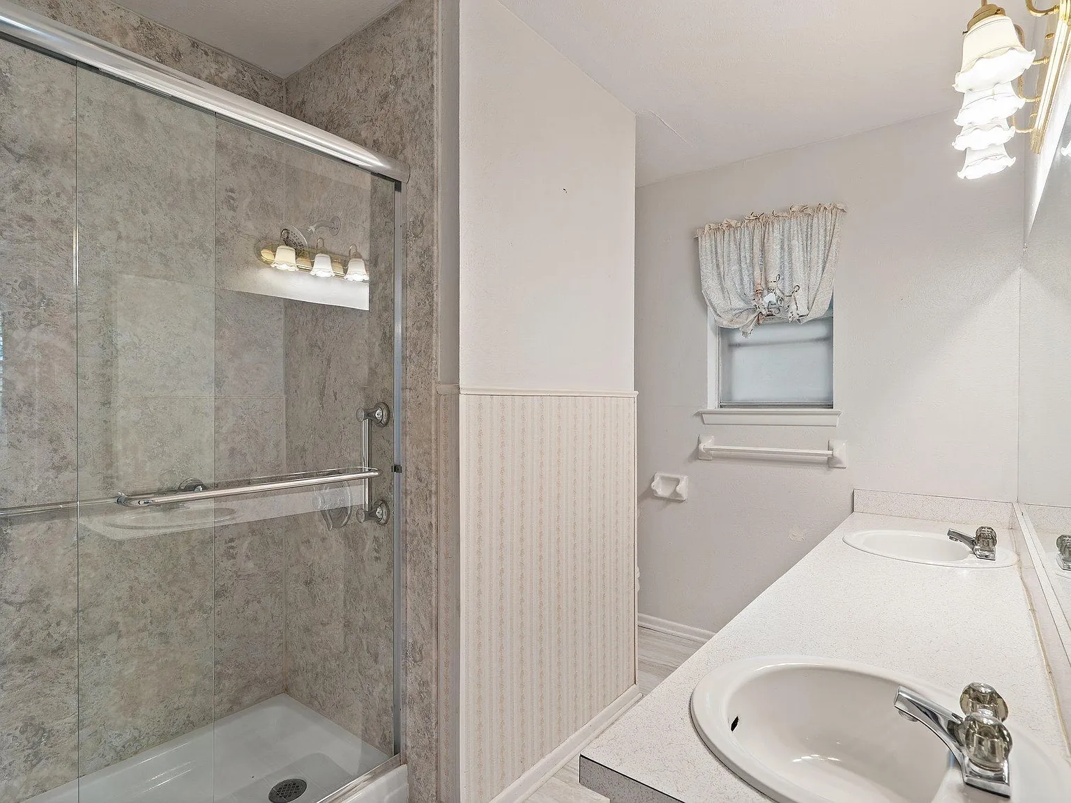 4 bed, 2.0 bath, 1741 sqft, $776 — Photo 2
