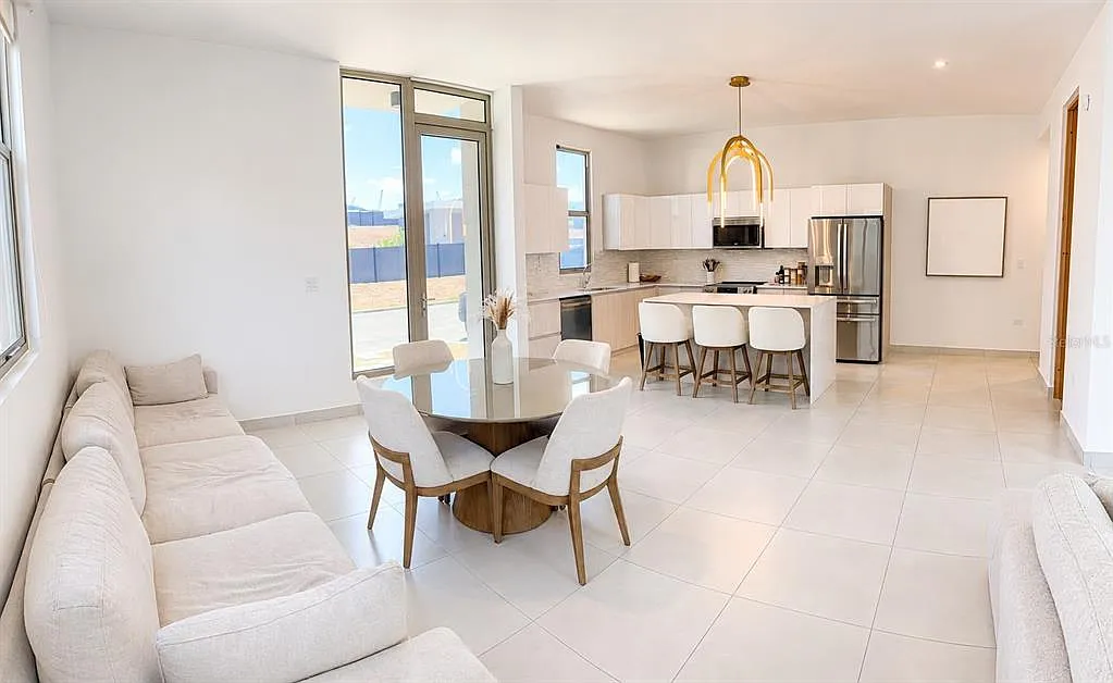 4 bed, 2.5 bath, 1683 sqft, $3,000 — Photo 2