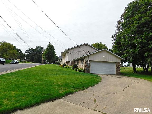 2nd image of 604 Oakwood Ln