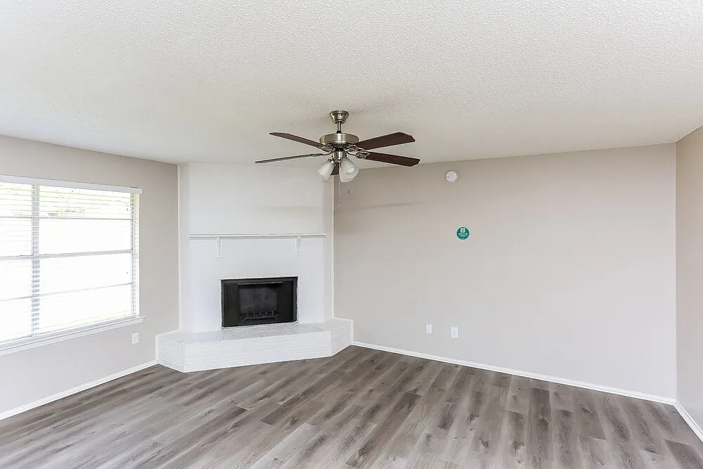 3 bed, 2.0 bath, 1300 sqft, $2,030 — Photo 4
