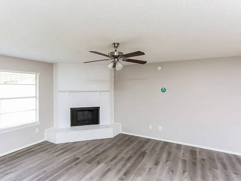 603 S Waxahachie St — Photo 4