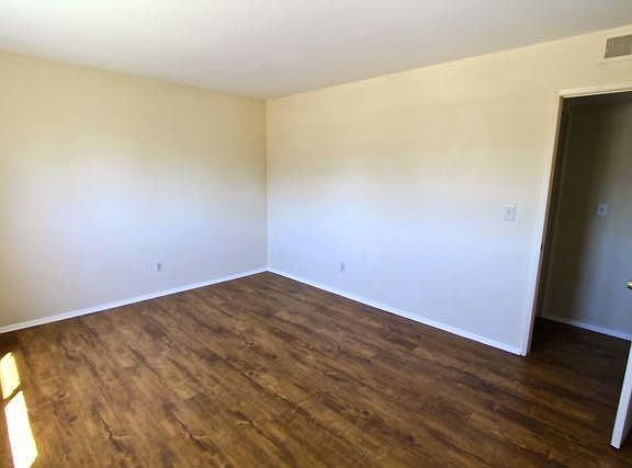 4th image of 24555 Canada St