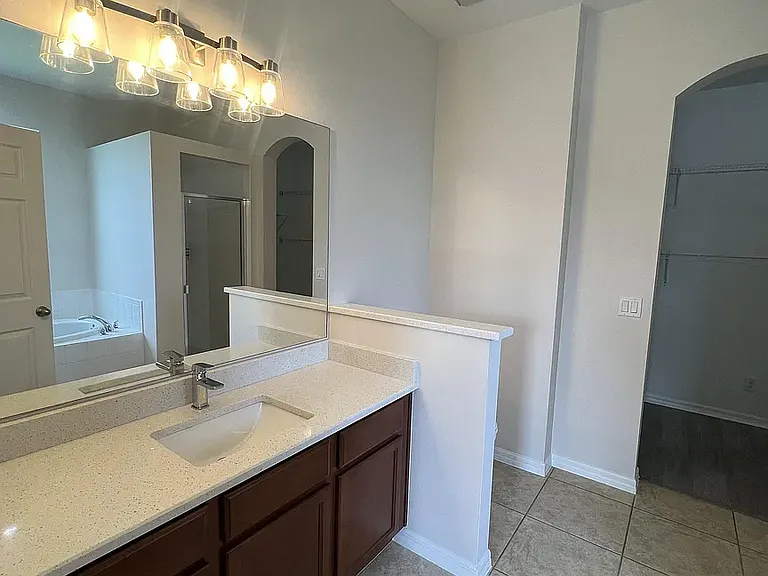 511 NE 19th Pl — Photo 9
