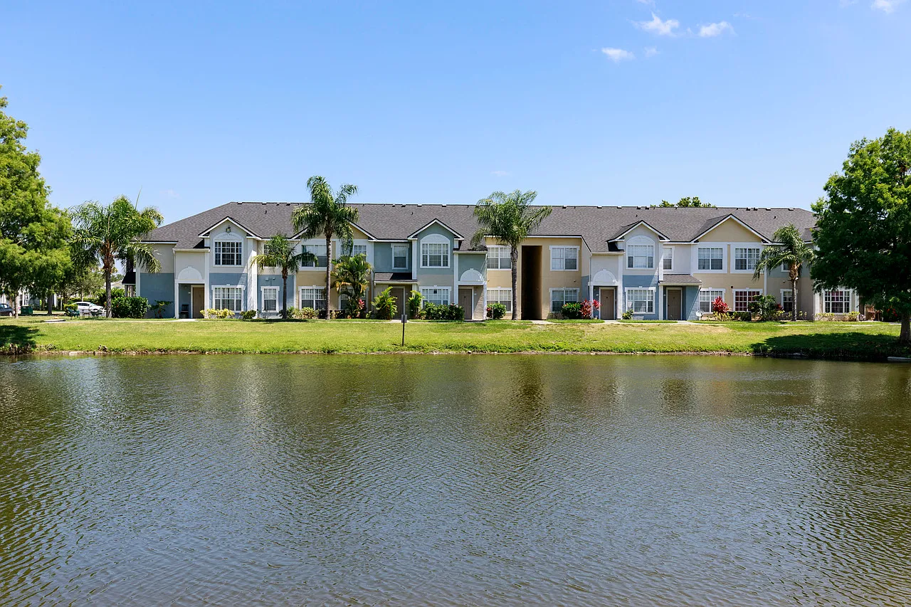 Pemberly Palms Apartment Homes — Photo 3