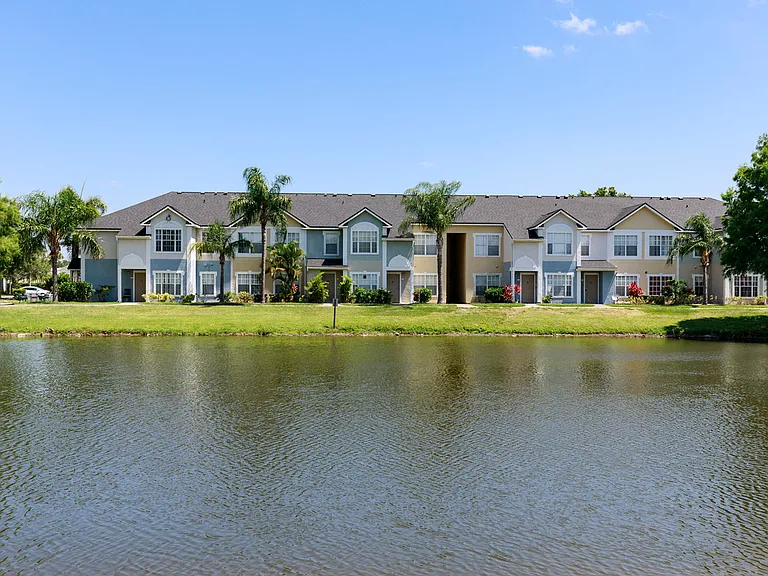 Pemberly Palms Apartment Homes — Photo 3