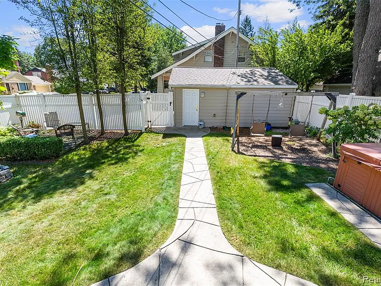192 E Lincoln St — Photo 39