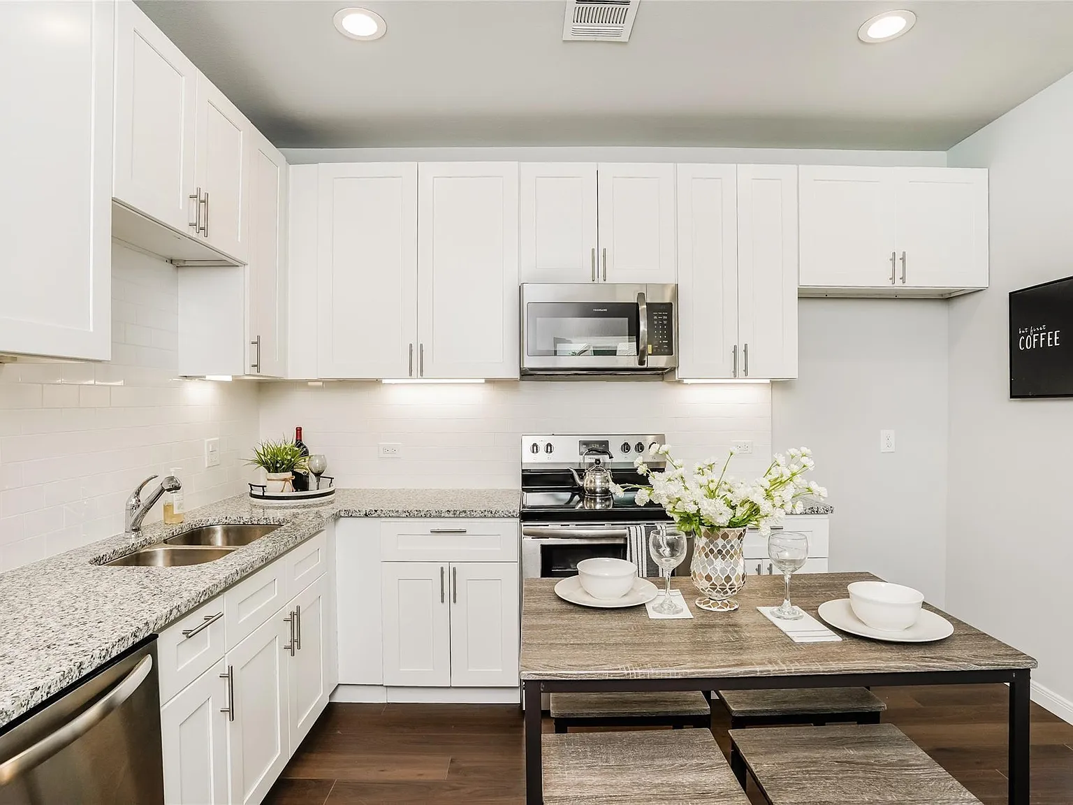 3 bed, 2.5 bath, 1325 sqft, $1,900 — Photo 4