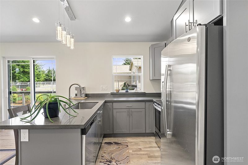 5th image of 882 Vagabond Avenue SW