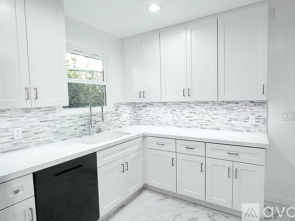 5th image of 1040 N Crescent Heights Blvd #1/2
