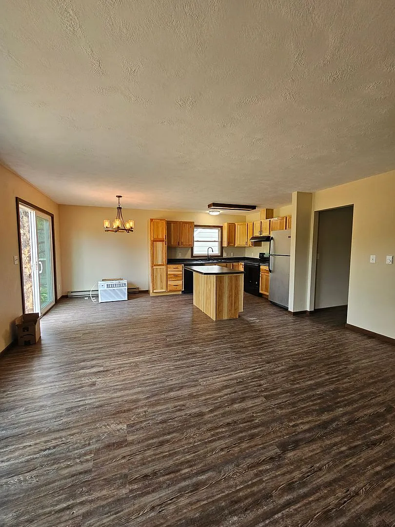 5 Bed | 3 Bath | West Side Home | Double Garage — Photo 4