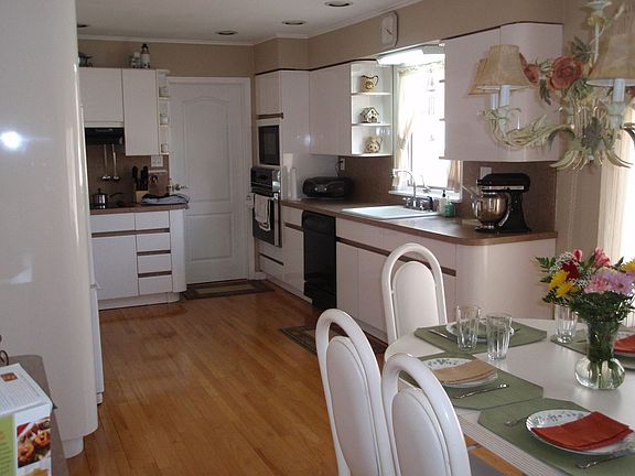 kitchen/ dining combo