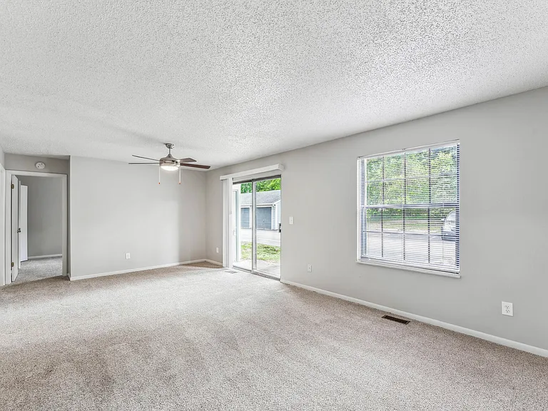 2 Bed/ 2 Bath Living Area-Garden Apartment