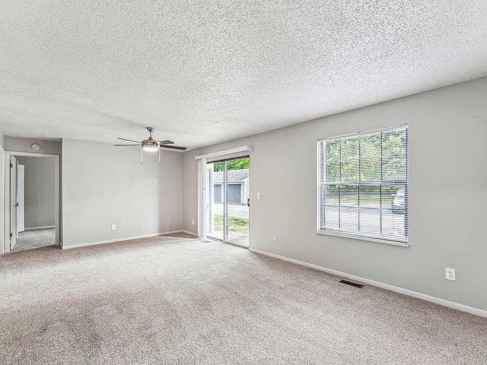 2 Bed/ 2 Bath Living Area-Garden Apartment