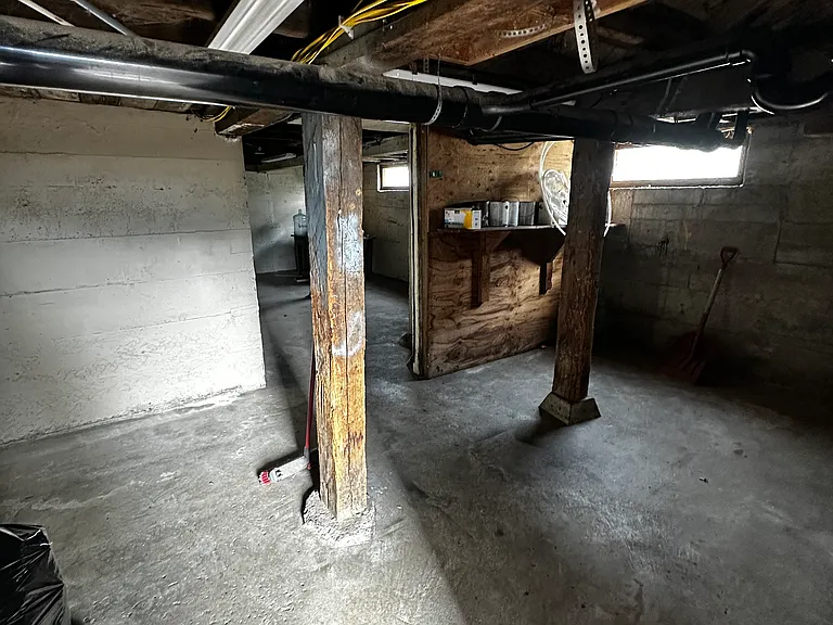 1943 Broadway Ave — Photo 14