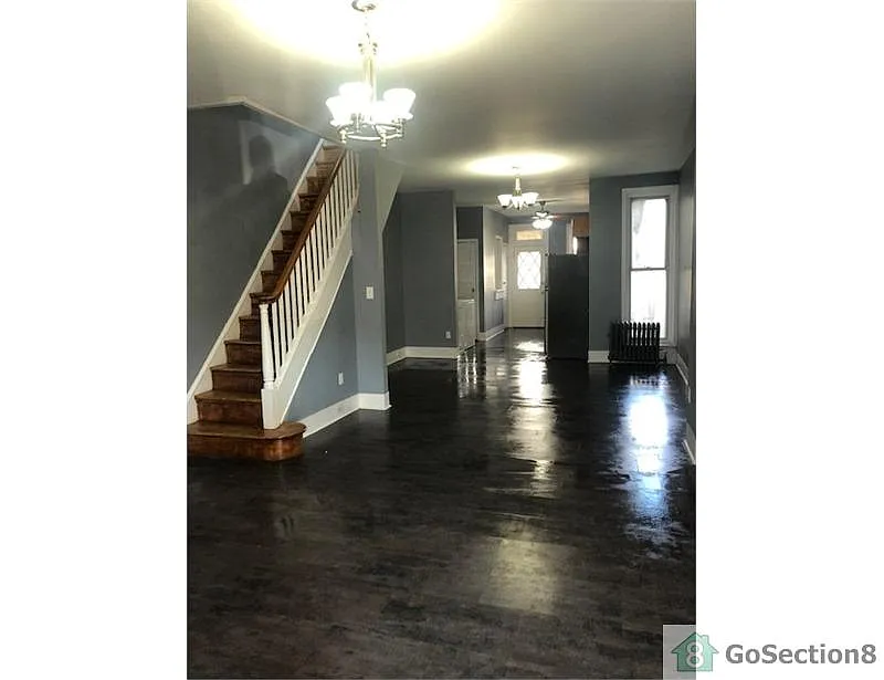 5523 Catharine St photo 1