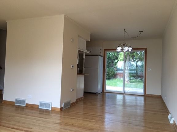 4th image of 2538 Victor Ave