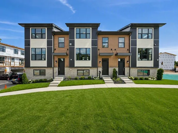 1040 Pine Tree Ln, Troy, MI 48085