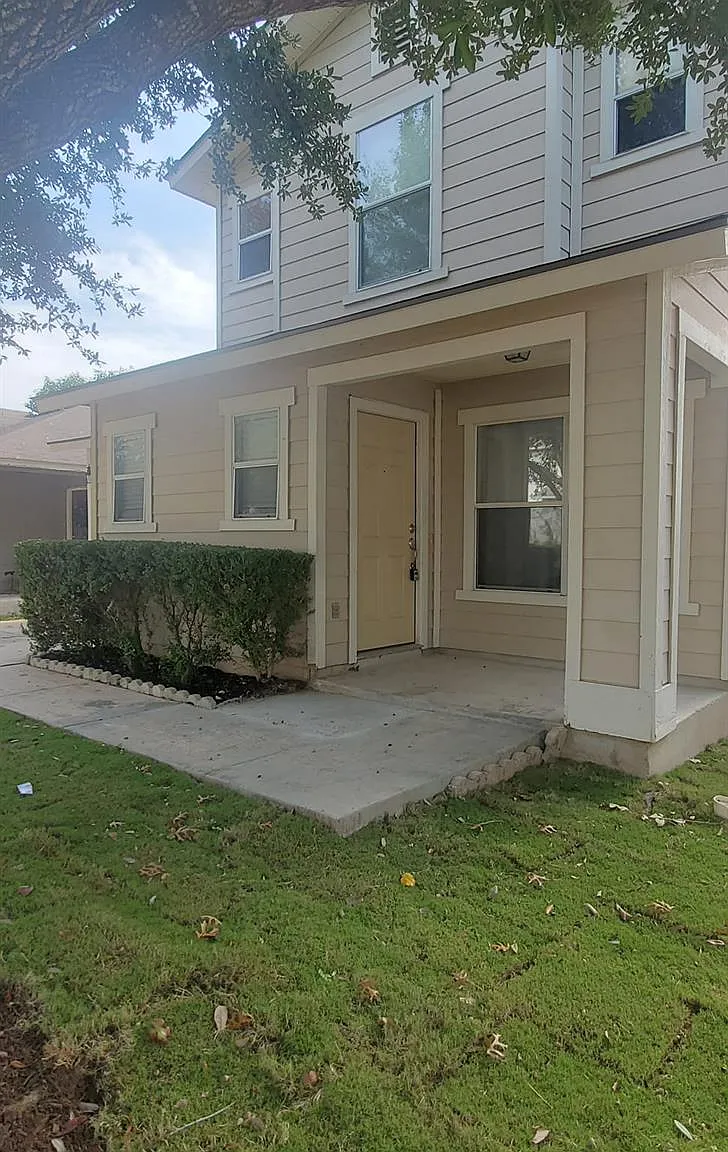 3 bed, 1.5 bath, 1226 sqft, $1,900 — Photo 1