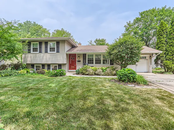 911 Lilac Ln, Naperville, IL 60540