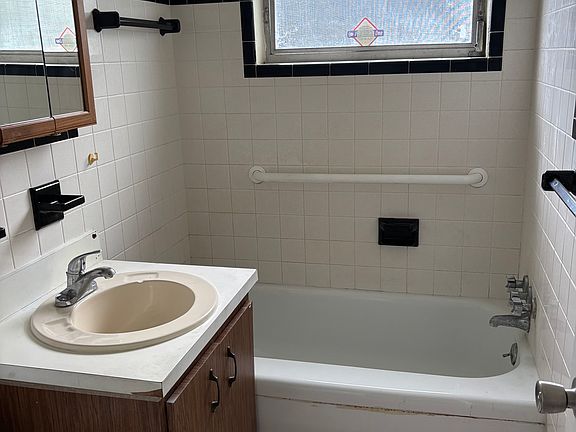 3rd image of 1010 16th Ave S