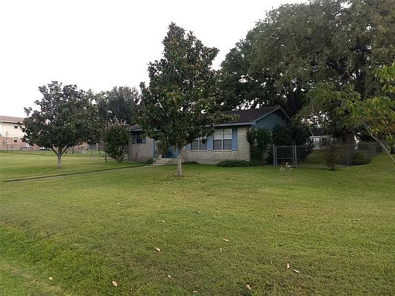 3rd image of 13255 Hawthorne Dr
