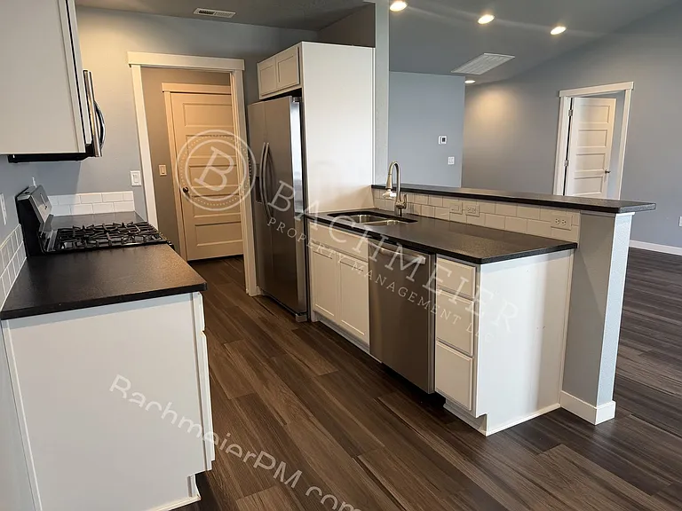 151 SW Nye Ave — Photo 5