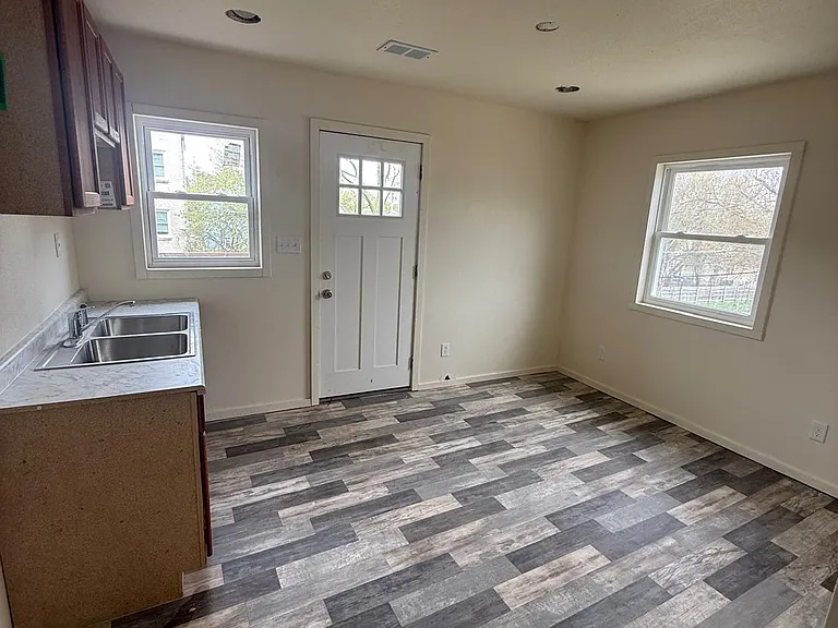 3042 N Palmer St #8 — Photo 1