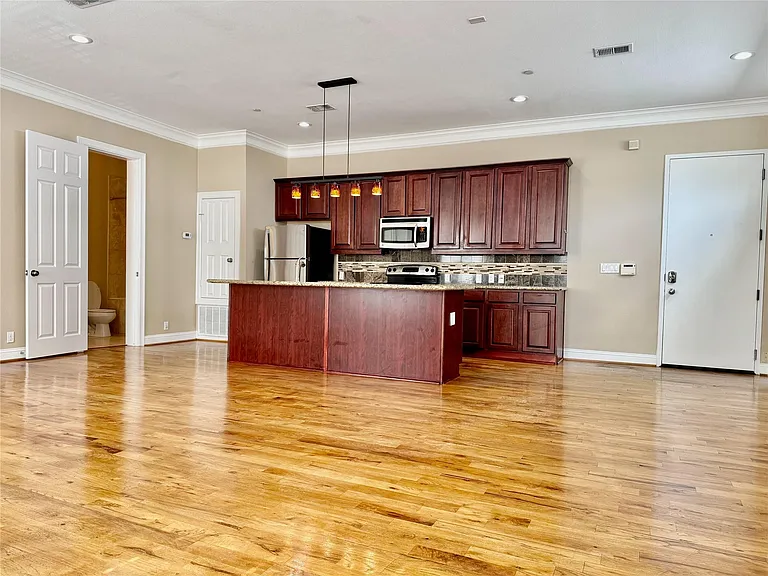 314 W Bell St #201 — Photo 16