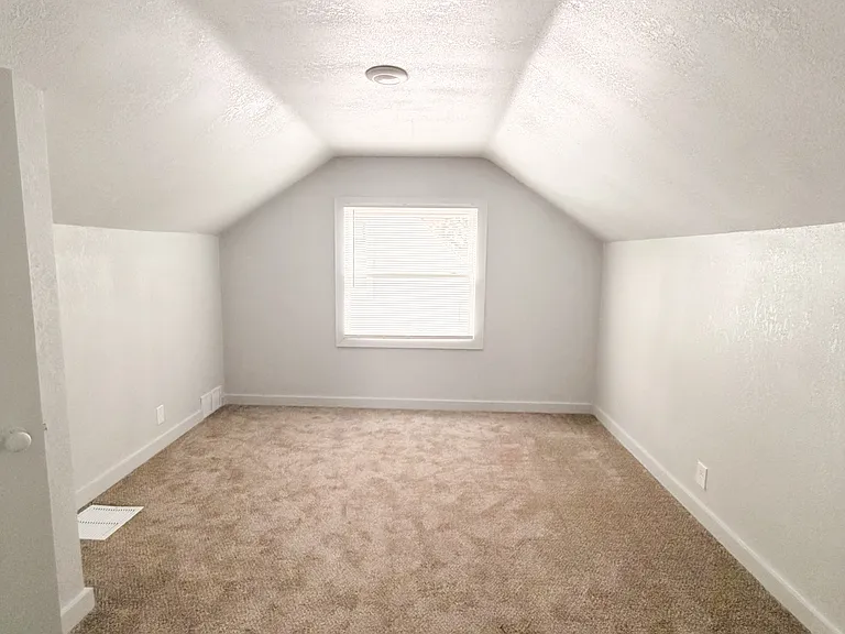 20529 Westphalia St — Photo 10