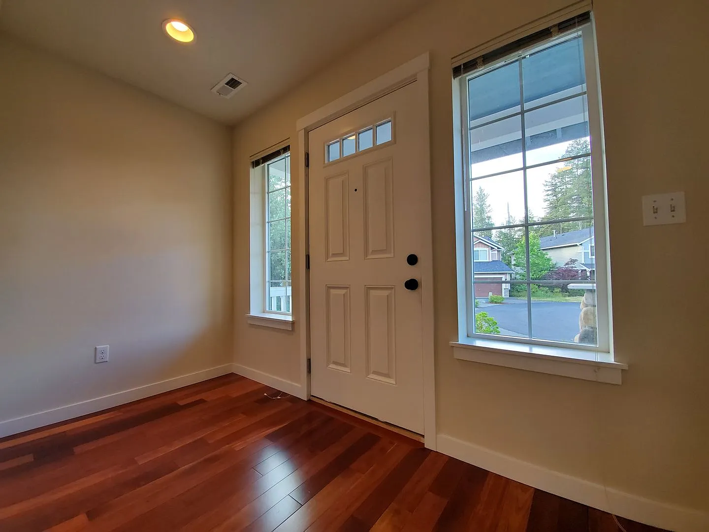 Spacious 3 Bed, 3 Bath Home in Lynnwood with Fenced Yard and Deck — Photo 3