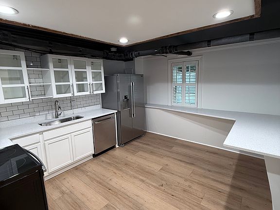 3rd image of 138 N Hawthorne Rd #1