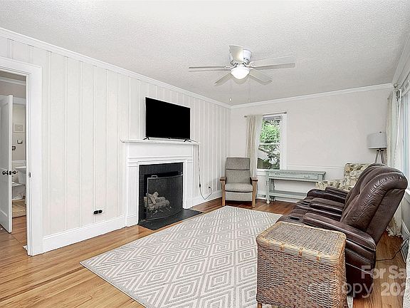 3rd image of 1307 Knox St