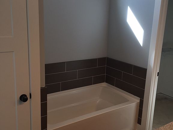 4th image of 805 Summit Place