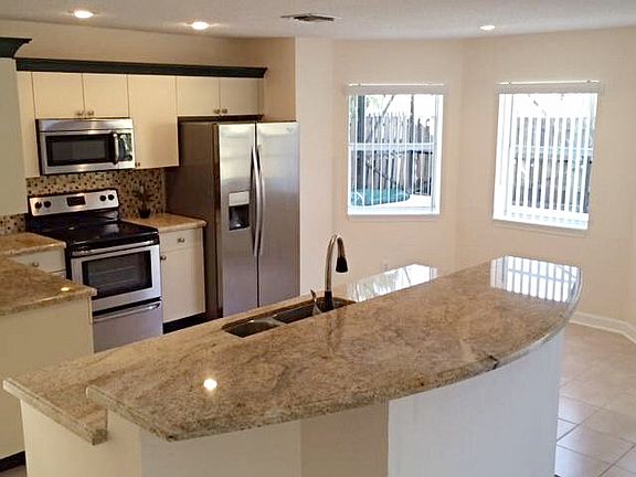 KITCHEN ISLAND AT FAMILY RM