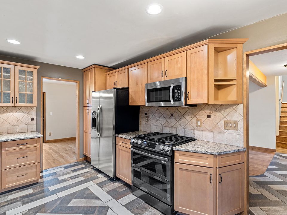 1st image of 2 Valley View Dr