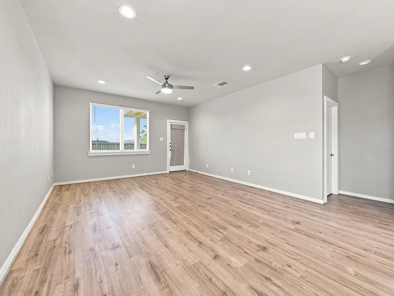 3 bed, 2.0 bath, 1450 sqft, $2,450 — Photo 3