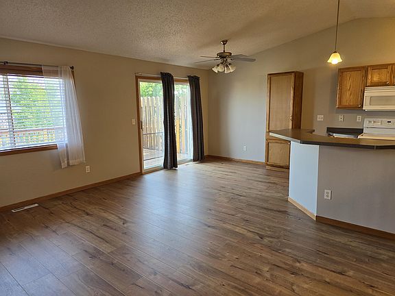 4th image of 974 42nd Ave W