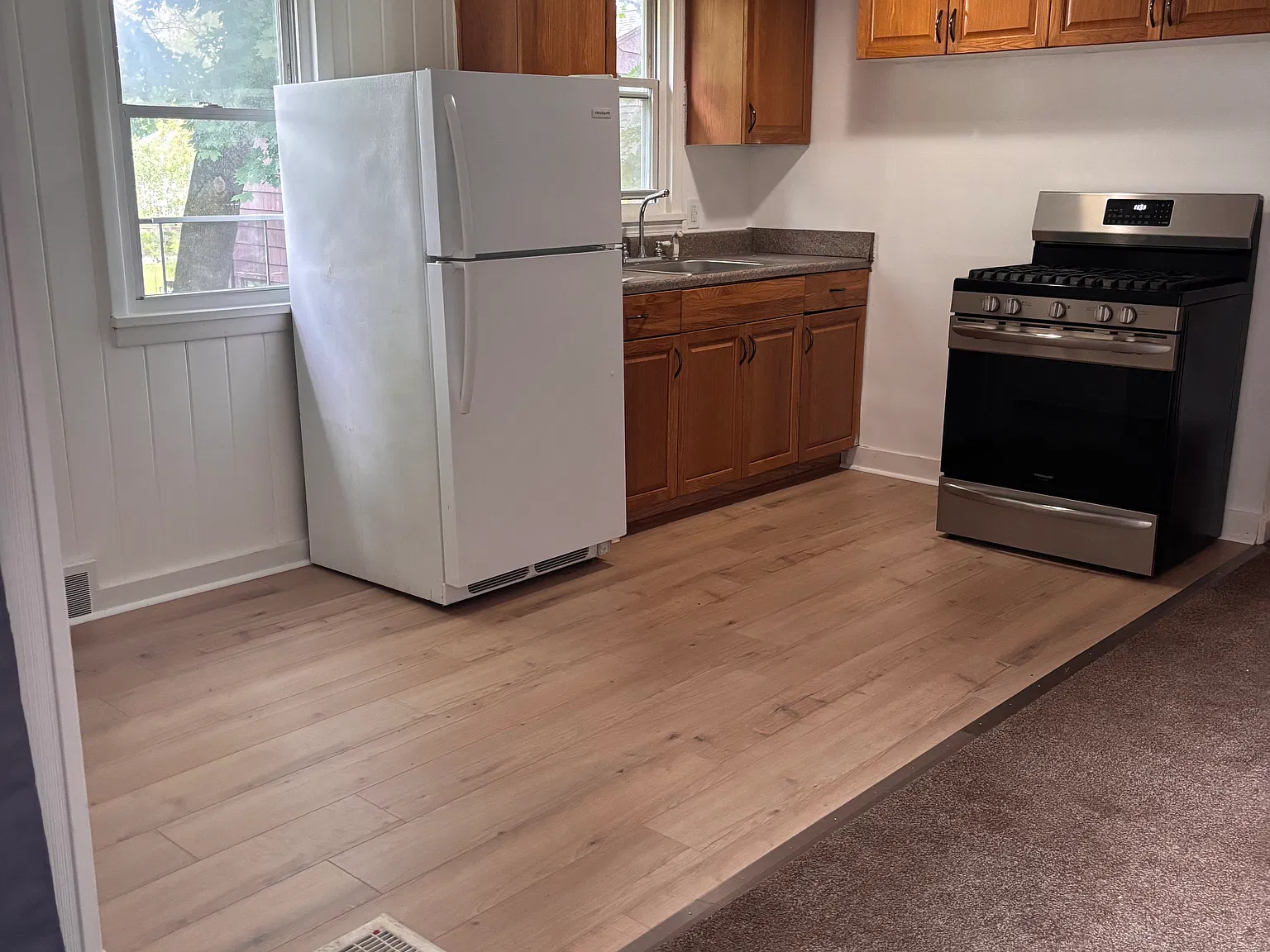327 E Elm St — Photo 4