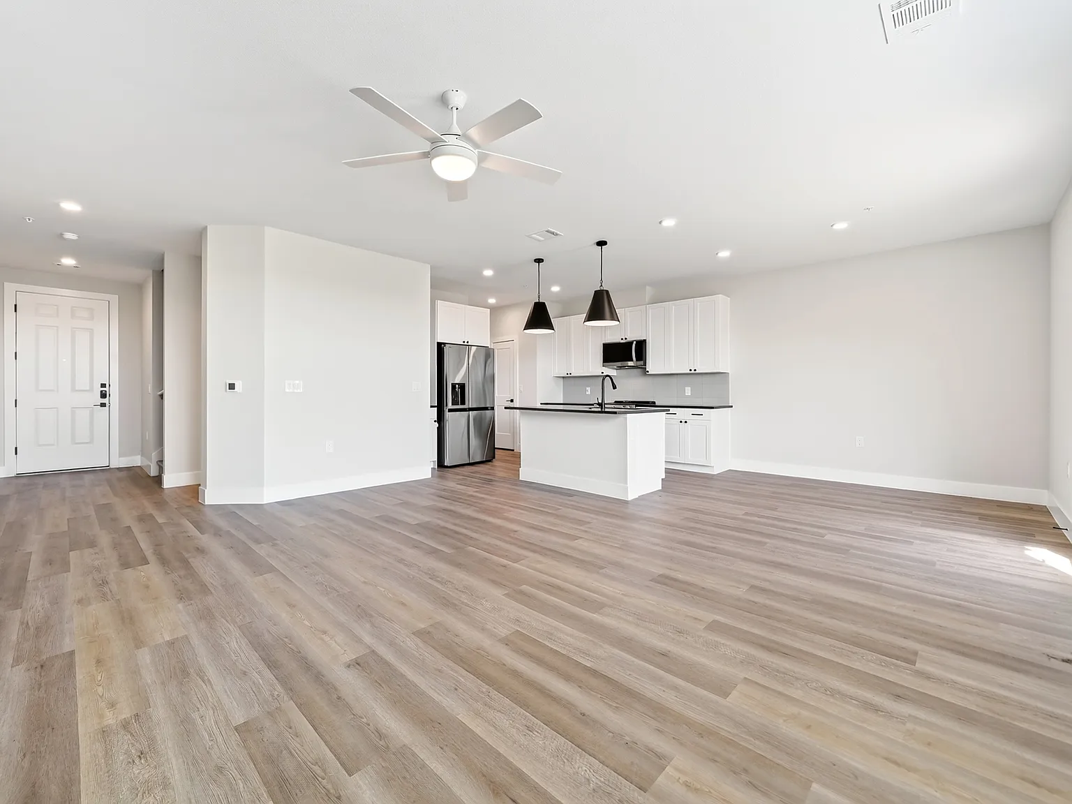 3 bed, 2.5 bath, 1798 sqft, $2,765 — Photo 3