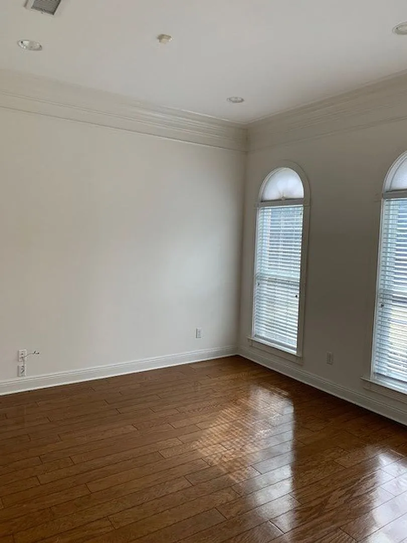 Large Brick Home 5/3 Three Car Garage — Photo 4