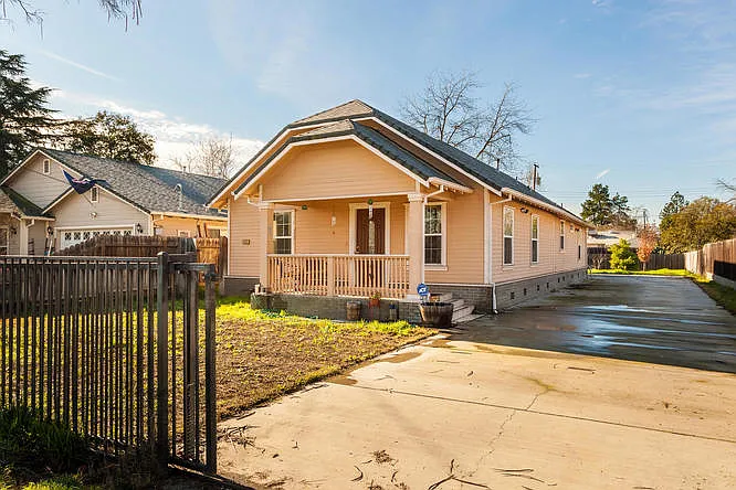 1083 Glenrose Ave photo 1
