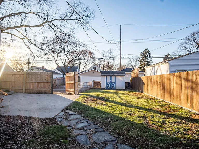 815 Thomas Rd — Photo 13