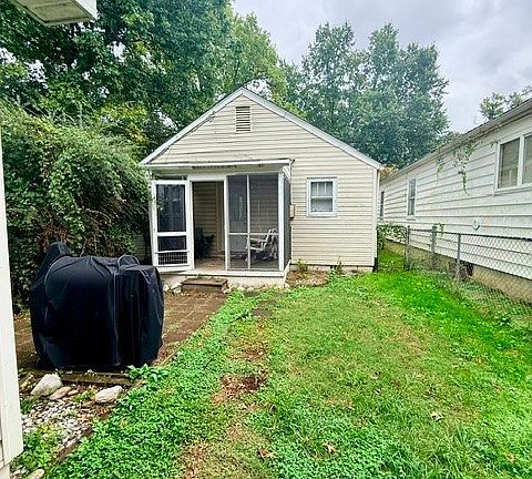 3rd image of 1807 Woodmont Rd