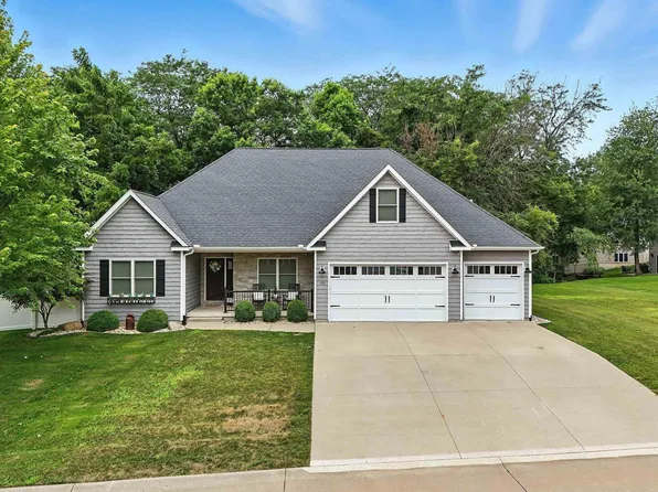 102 Hollows Ct, Le Claire, IA 52753