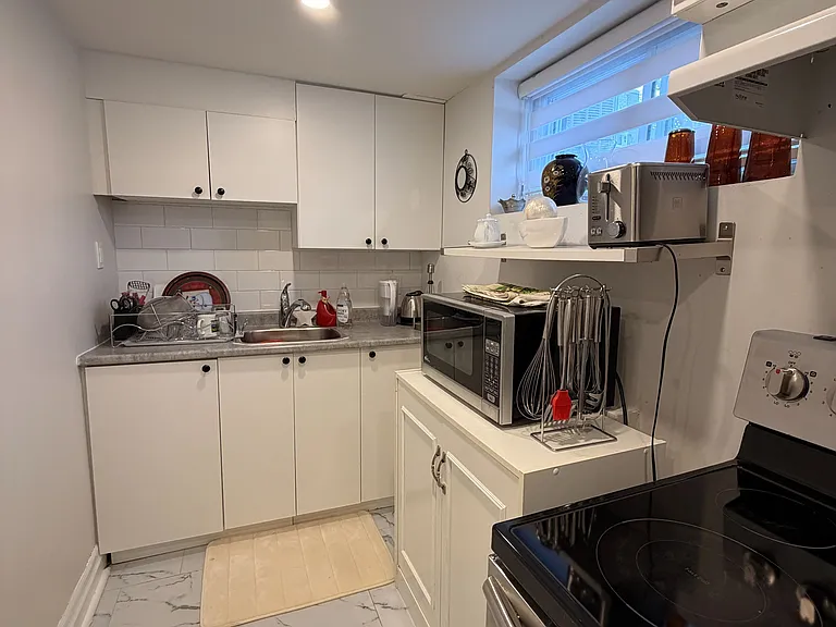 138 Goulding Ave #BASEMENT — Photo 16
