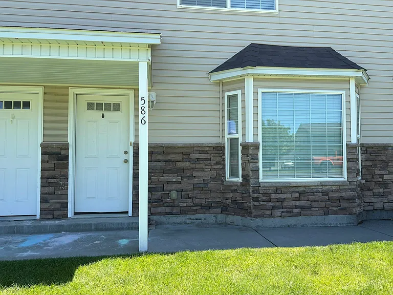 586 Legacy Ln — Photo 1
