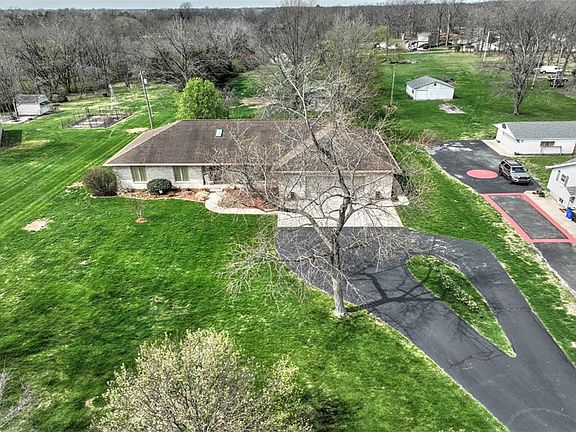 3rd image of 2731 S Taylor Rd