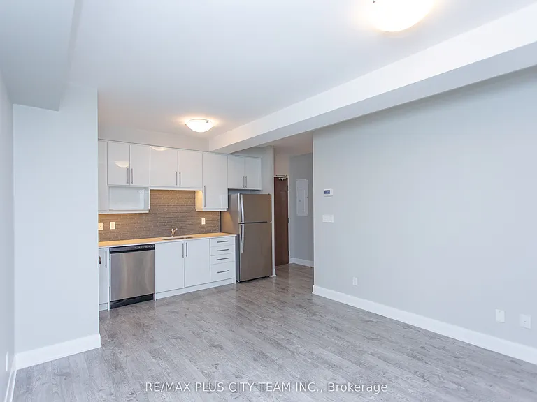 686 Bathurst St #202 — Photo 3